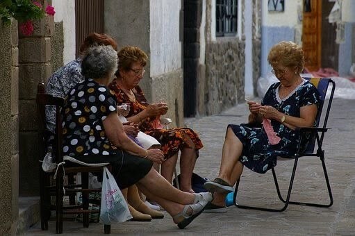 Kızlarsoruyor sizce sosyal medyanın nesi oluyor?