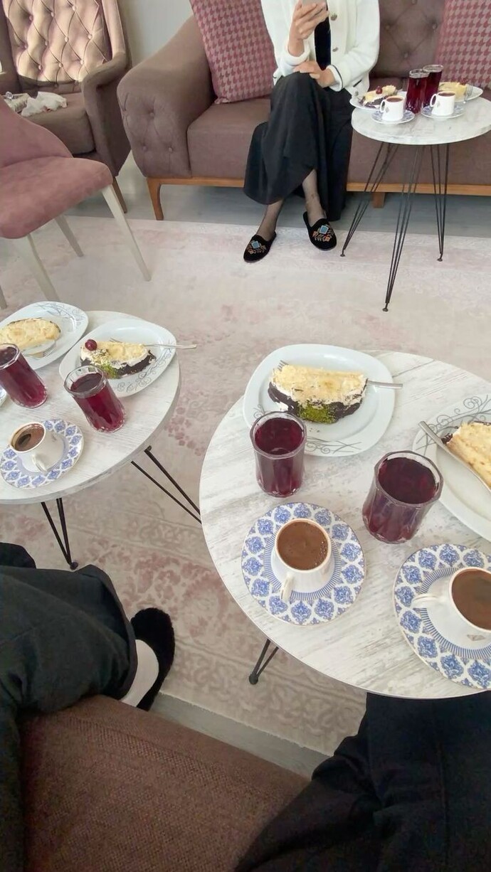 Dar vakitte arayıp “Evde misiniz” diye soran misafirleri sever misiniz, gelmelerini ister misiniz?