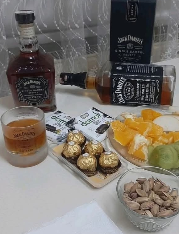 Kadehime kim eşlik etmek ister?