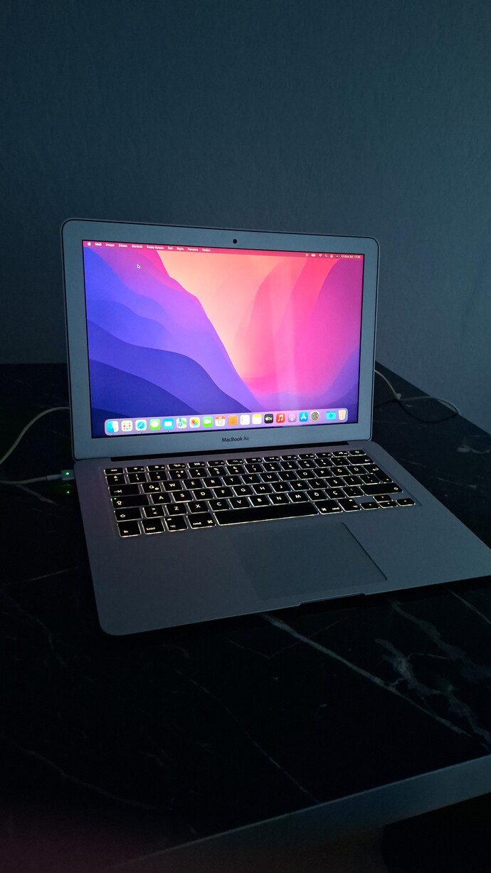 Elimde eski model macbook var?