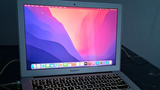 Elimde eski model macbook var?