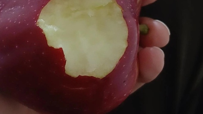 Elmayı ısırarak mi yersiniz dilimleyerek?