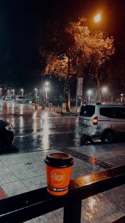 Bu güzel yağmurda sizinle balkonda kahve içer miydim söyleyeyim miii?