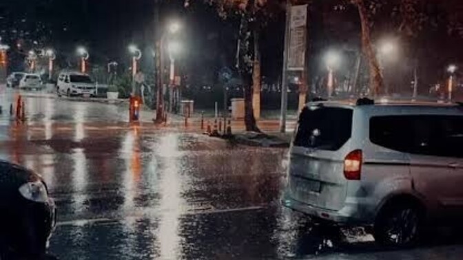 Bu güzel yağmurda sizinle balkonda kahve içer miydim söyleyeyim miii?