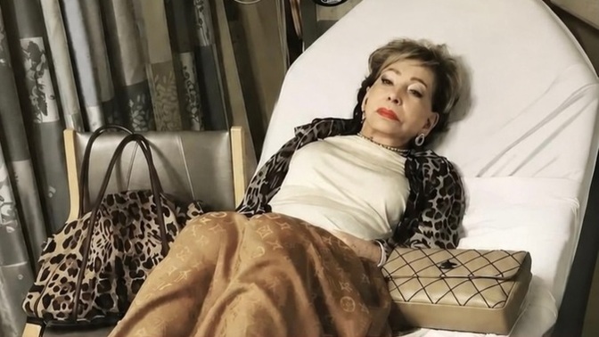 91 yaşındaki kadın kirpiklerini takmak için ambulansı bekletti.. Siz ne kadar zamanda hazırlanırsınız?