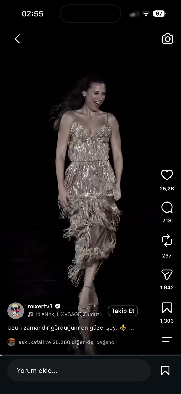 Serenay Sarıkaya yürüyüşü yakışmış mı 😂?