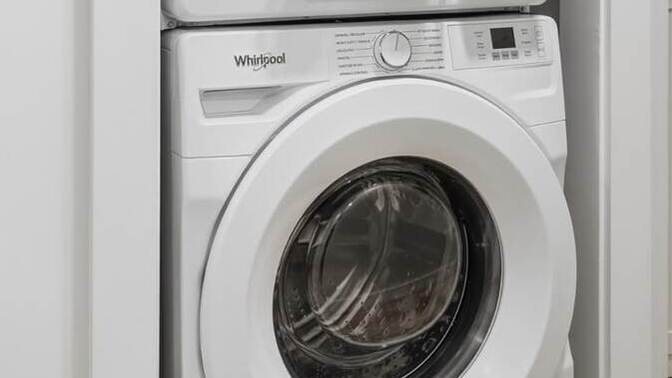Çamaşırlar makinede uzun süre bekleyince neden kokuyor?