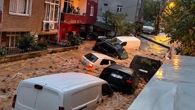 İstanbul'u sel vurdu, deniz karayla birleşti, sürüklenen araçlar sulara gömüldü! Bulunduğunuz yerde yağış var mı?