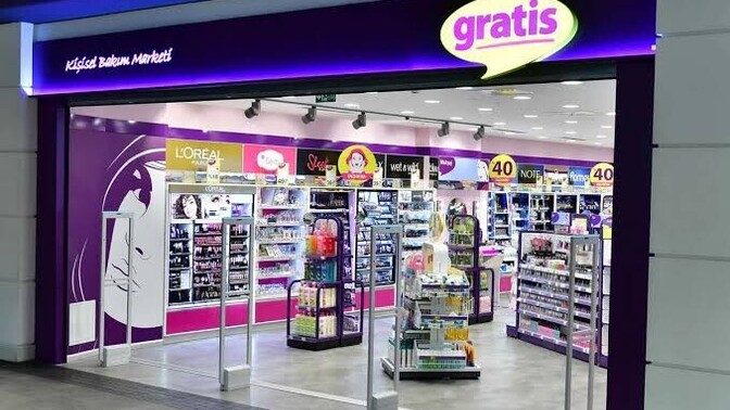 Kızlar, Gratis'te indirim olduğunda soluğu orada alır mısınız?