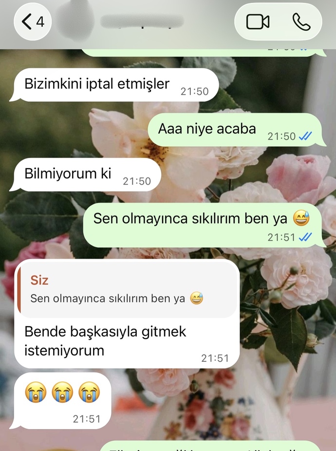 Bir ortamda herkes varken mutlu değilsek, eksik olan kalbimizdeki kişi midir, yoksa mutluluğu tek bir kişiye mi bağlamışızdır?