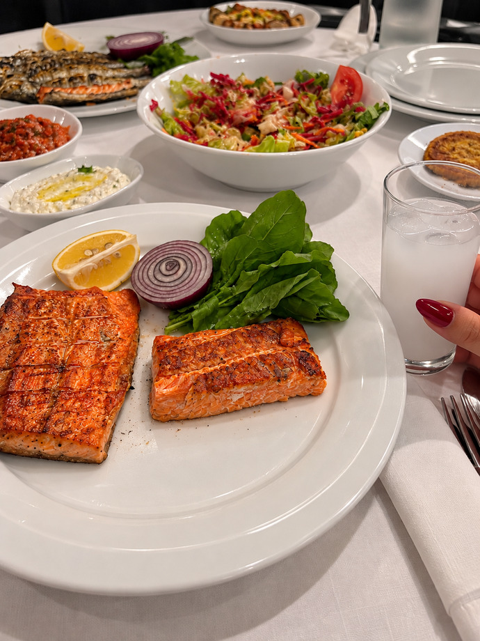 İlk buluşmada mekân seçimini karşı tarafa bıraktınız ama seçtiği restoranın menüsünde sevdiğiniz tek bir şey yok. Ne yaparsınız?