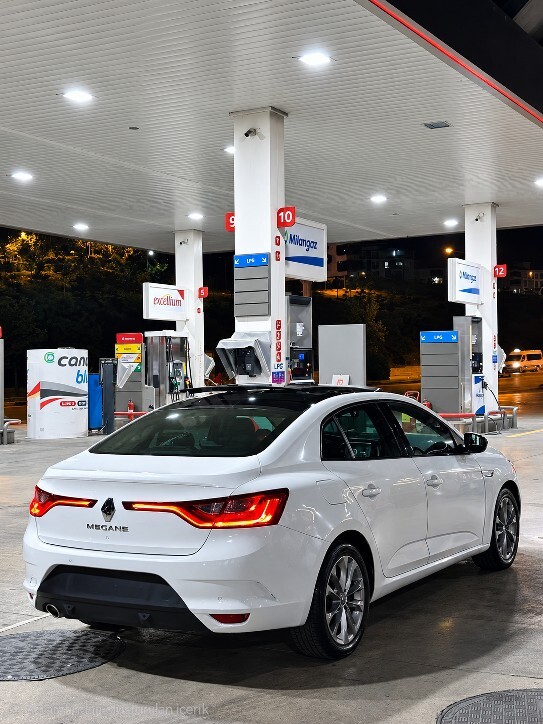 Gece hangi arabanın far stop tasarımının görünüşü sizi etkiliyor 😍🚖?
