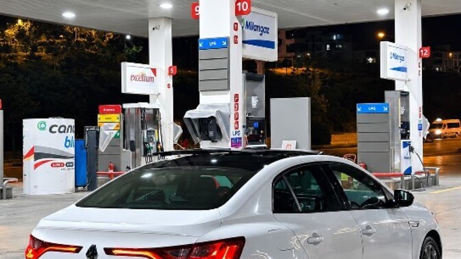 Gece hangi arabanın far stop tasarımının görünüşü sizi etkiliyor 😍🚖?