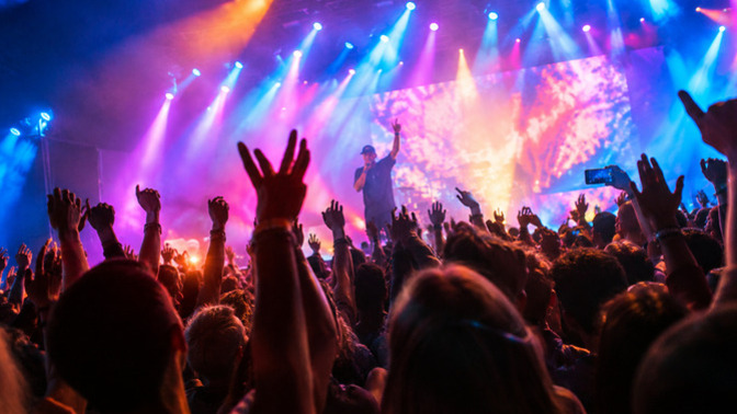 Konserde en önde olmak mı, arkadaşlarla çılgınca dans etmek mi?