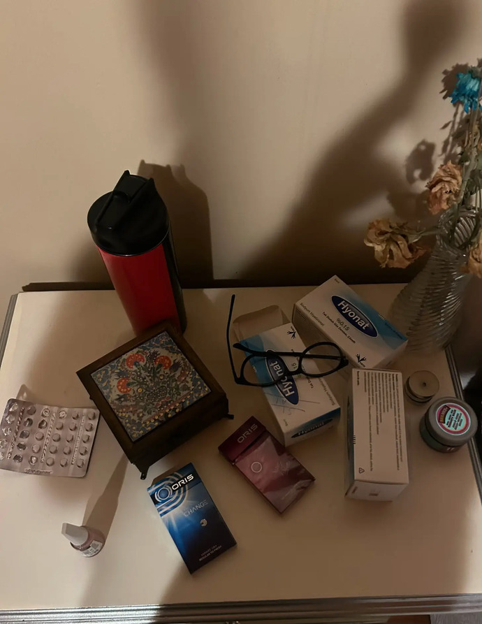 Komodininiz düzenli mi, yoksa benimki gibi hep dağınık mı?