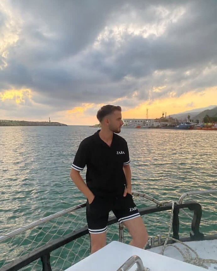 Ark ben 22 yasındayım bu cocuk 19 ondan hoslandım sızcw yaksıırmıyız ya?