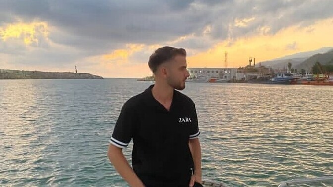 Ark ben 22 yasındayım bu cocuk 19 ondan hoslandım sızcw yaksıırmıyız ya?