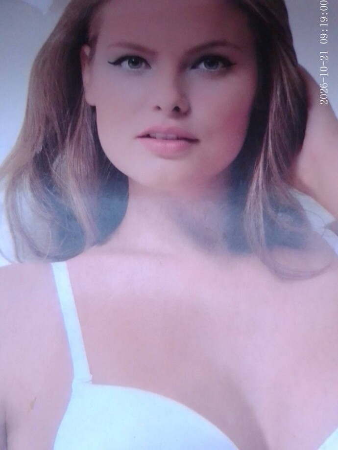 Fotoğraftaki manken sizce güzelmi?