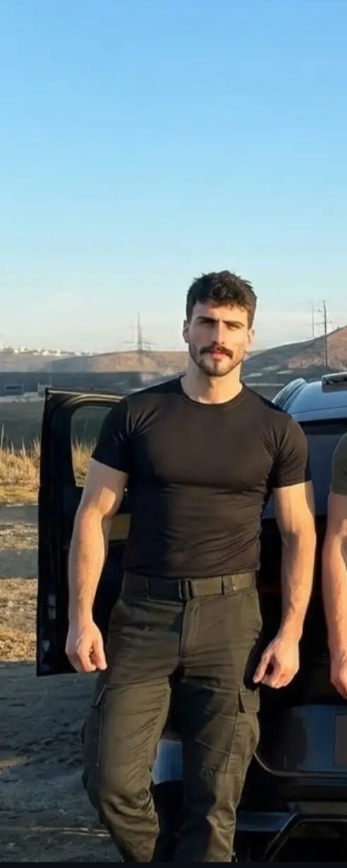 Bu adam yapay zekaymış instada yorumlara girince gördüm büyük hayalkırıklığı değil mi😂🫤?