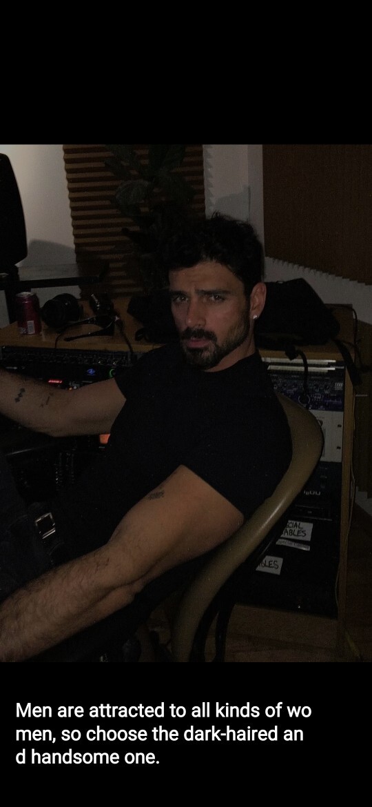 Adam o kadar yakışıklı ki bazen yapay zeka olduğunu düşünüyorum haksız miyim?