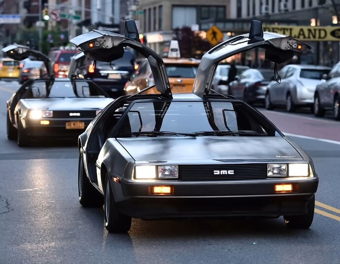 Delorean Dmc 12 arabasını hatırlıyor musunuz bu araba nasıl di sizce?