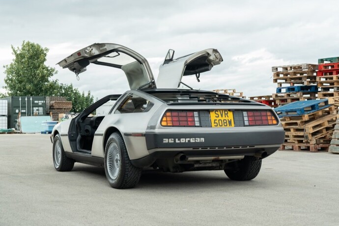 Delorean Dmc 12 arabasını hatırlıyor musunuz bu araba nasıl di sizce?