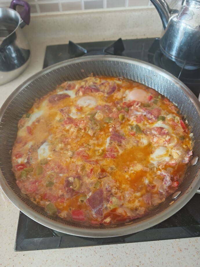 Cumartesi kahvaltısında sade yağlı pastırmalı menemen yapan var mı?