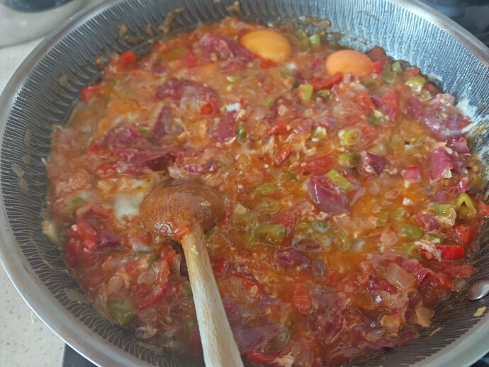 Cumartesi kahvaltısında sade yağlı pastırmalı menemen yapan var mı?