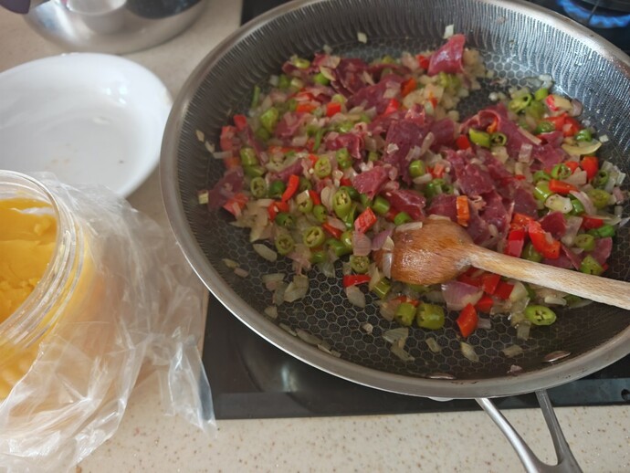 Cumartesi kahvaltısında sade yağlı pastırmalı menemen yapan var mı?