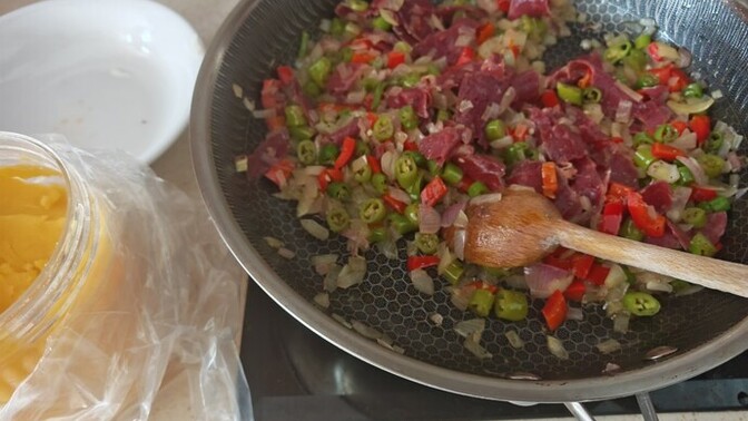 Cumartesi kahvaltısında sade yağlı pastırmalı menemen yapan var mı?