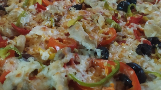 Annemle tavuklu ev pizzası yaptık, sana kaç dilim verirdim söyleyeyim mi🤣?