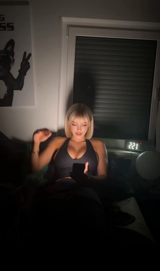Gecenin köründe elinde telefonla oturan kaç kişiyiz?