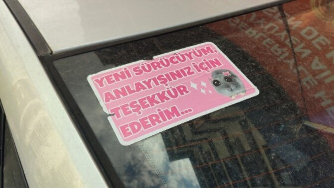 Yeni sürücü adayları arabanızın arkasına böyle uyarılar asmak mantıklı mı?