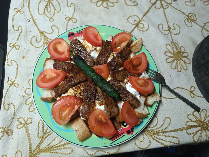 Akşam akşam canımın istediği yemeğe bakın siz yapar mısınız köfteden iskender?