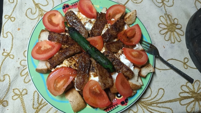 Akşam akşam canımın istediği yemeğe bakın siz yapar mısınız köfteden iskender?