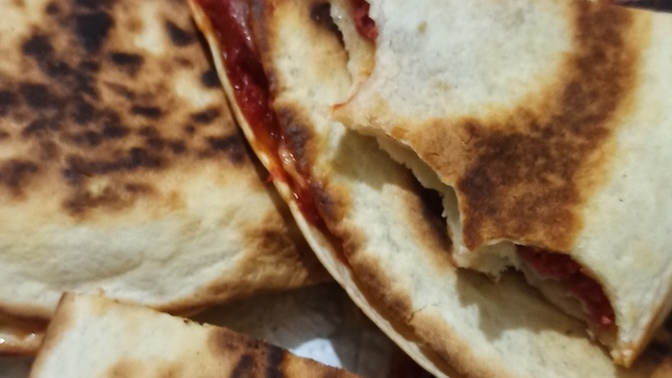 Sucuklu gözlemeden ikram etsem kaç dilim yerdin?