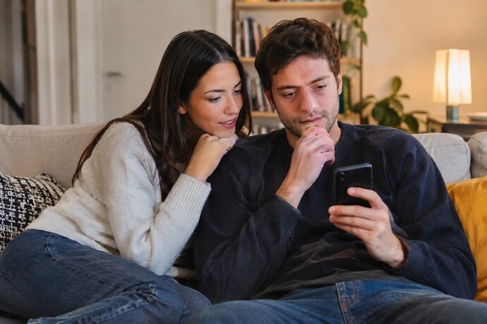 İlişkide telefon şifresini paylaşmak güven göstergesi midir?