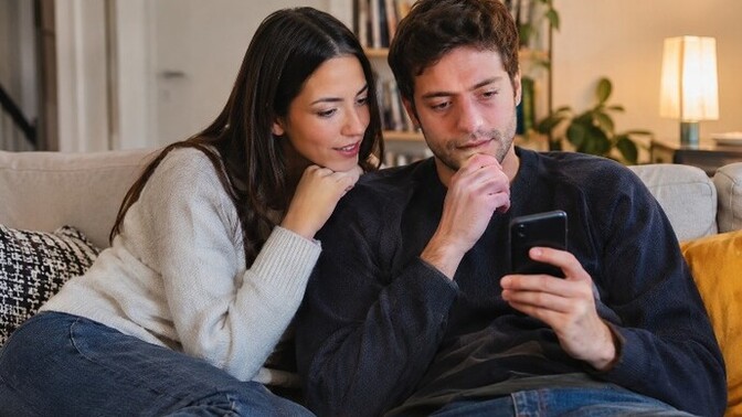 İlişkide telefon şifresini paylaşmak güven göstergesi midir?