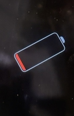 Telefonum saatlerdir böyle ve açılmıyor. Sorun ne olabilir nasıl açılır 😢😢?
