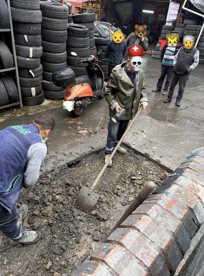 Gülüşüne mi bakışına mı vurgunsun?