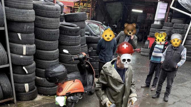 Gülüşüne mi bakışına mı vurgunsun?