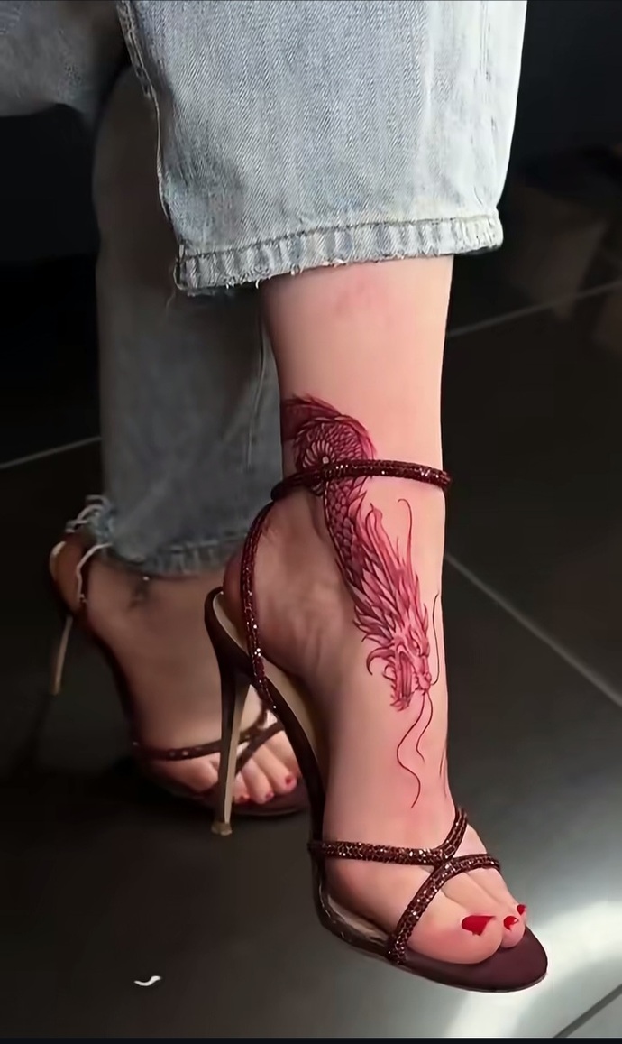 Ejderha dövmesi hava mı katmış?