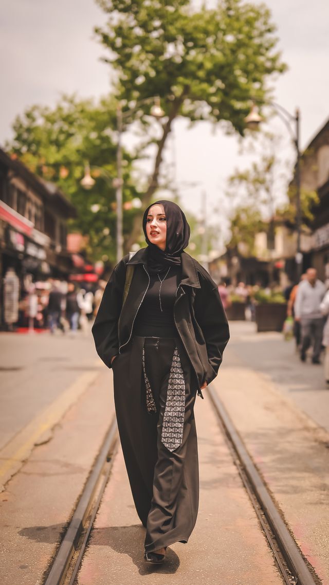 Sizce fotoğraftaki kadın beline kravatı neden takmış, hoş bir hava vermiş mi?