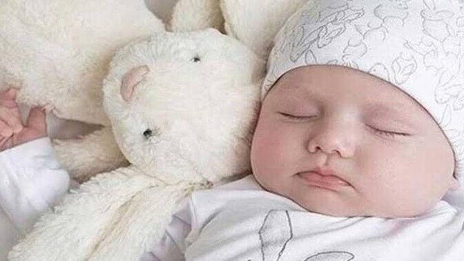 Ablam yeğenim uyurken kendisi ses yapıyor ama biz ses yapınca azarlar gibi konuşuyor, neden?