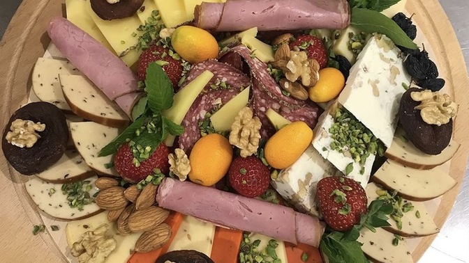 Bu peynir tabağını kiminle yemek isterdin?
