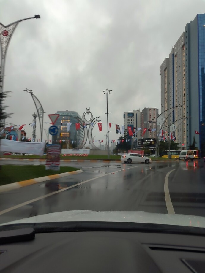 Kimse işe okula gitmiyor galiba Sokaklar bomboş?