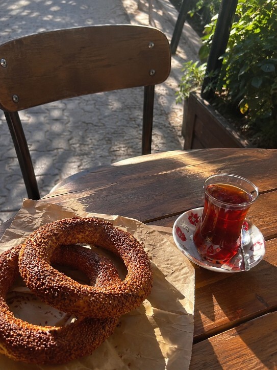 Bir simit, bir çay… Peki huzur dediğimiz şey aslında bu kadar basit olabilir mi?