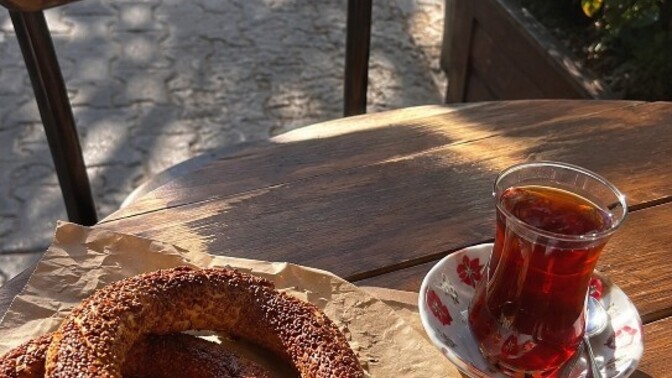 Bir simit, bir çay… Peki huzur dediğimiz şey aslında bu kadar basit olabilir mi?