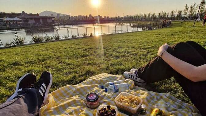 Sevgilinle vakit geçirmek için kafe mi, piknik mi daha eğlenceli?