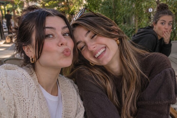 Başkasının fotoğrafında çıktığınızı fark etseniz uyarır mıydınız?
